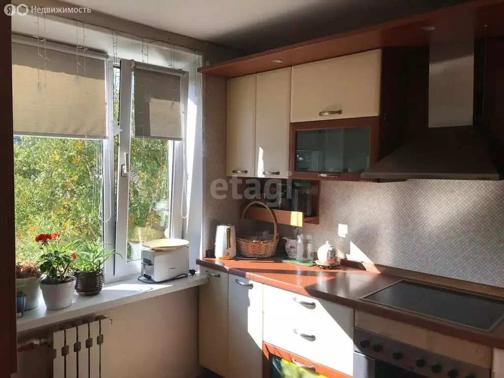 4-комнатная квартира: Петропавловск-Камчатский, улица Атласова, 25 ... - Фото 1