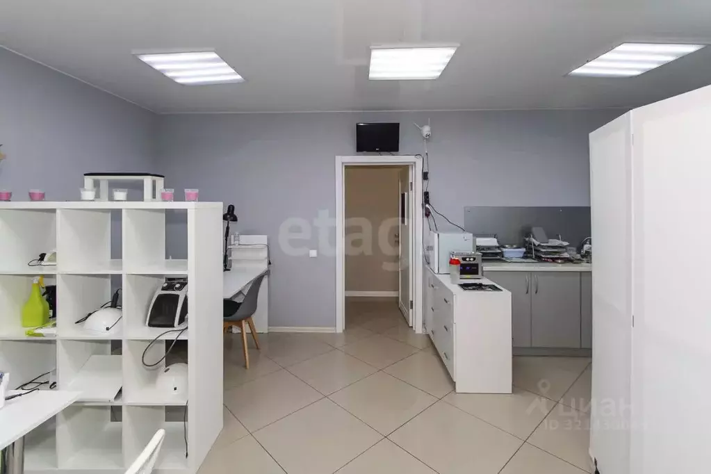 Помещение свободного назначения в Тюменская область, Тюмень ул. 50 лет ... - Фото 1