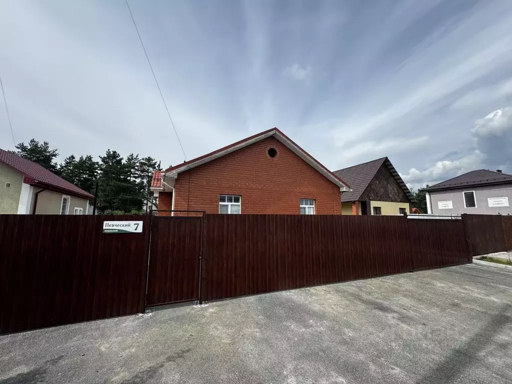 Дом в Свердловская область, Екатеринбург пер. Певческий, 7 (100 м) - Фото 1