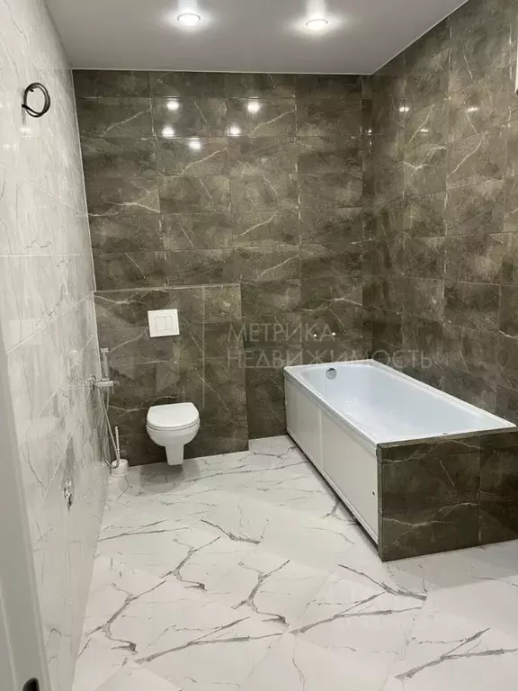 1-к кв. Тюменская область, Тюмень Новгородская ул., 3 (40.0 м) - Фото 0