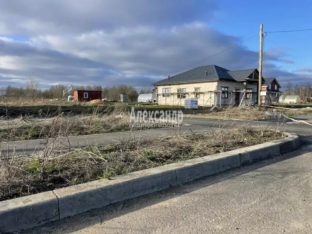 Участок в Ленинградская область, Кировское городское поселение, пос. ... - Фото 1