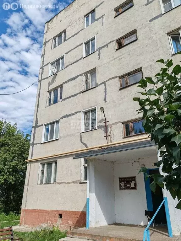 4-комнатная квартира: посёлок городского типа Междуреченск, улица ЖБК, ... - Фото 1