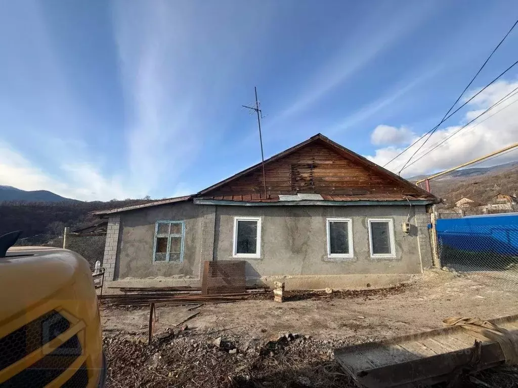 Дом в Крым, Алушта муниципальный округ, с. Изобильное ул. Школьная, 3Б ... - Фото 1