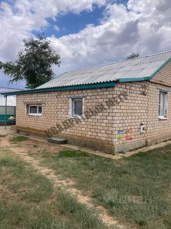 Дом в Калмыкия, Октябрьский район, пос. Хошеут Центральная ул., 21 (88 ... - Фото 1