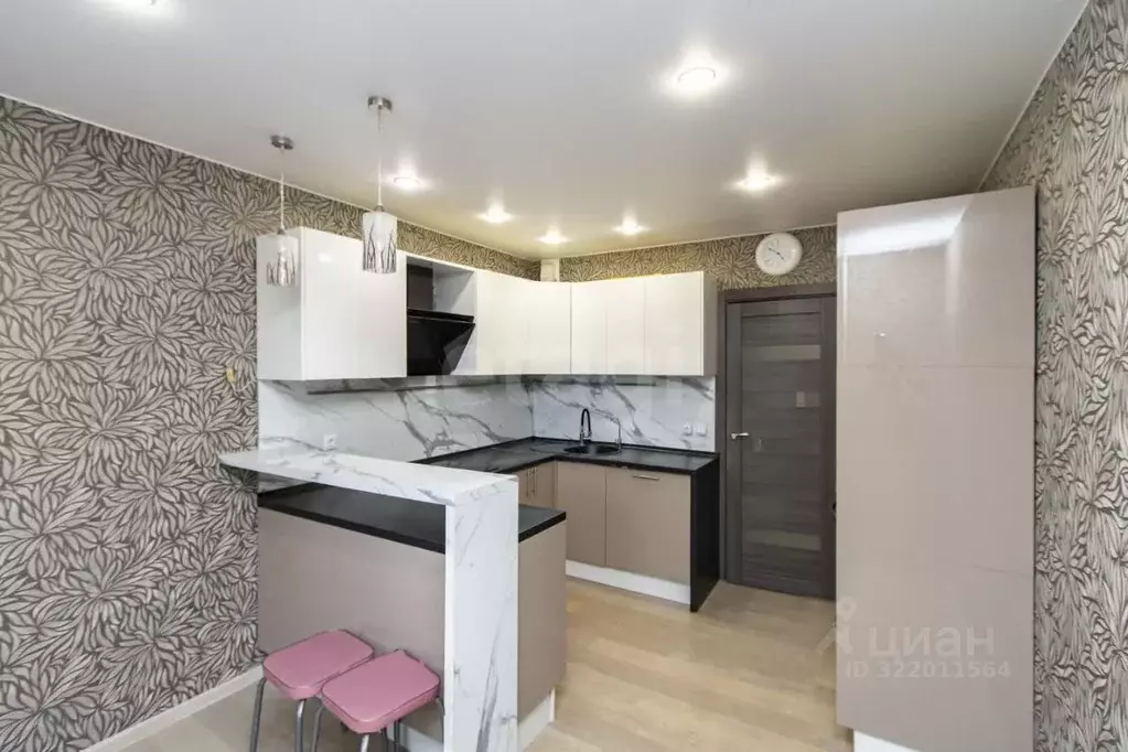 2-к кв. Тюменская область, Тюмень ул. 50 лет Октября, 74к2 (64.3 м) - Фото 0