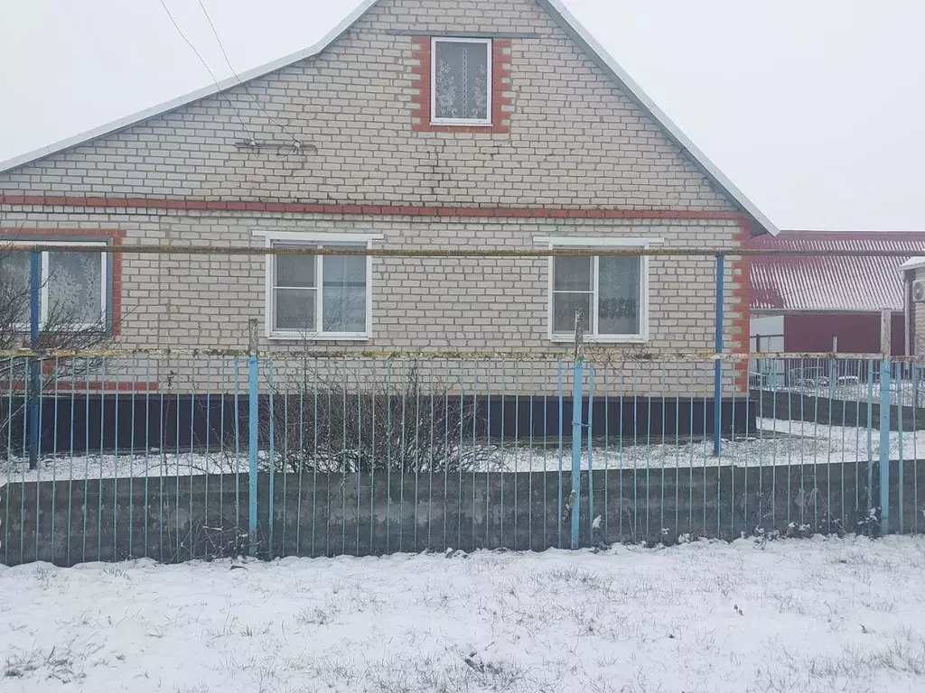 Дом в Курская область, Мантуровский сельсовет, с. Мантурово ул. ... - Фото 1