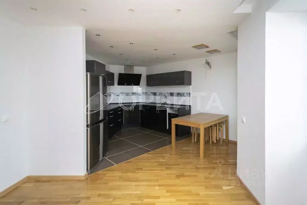 2-к кв. Тюменская область, Тюмень ул. Прокопия Артамонова, 15 (96.4 м) - Фото 2