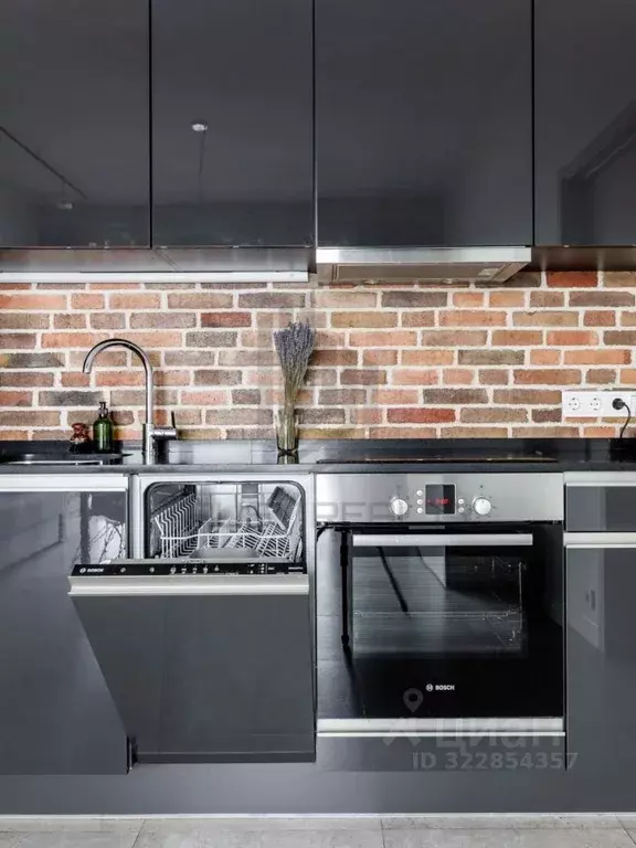 2-к кв. Санкт-Петербург наб. Макарова, 60 (60.4 м) - Фото 0