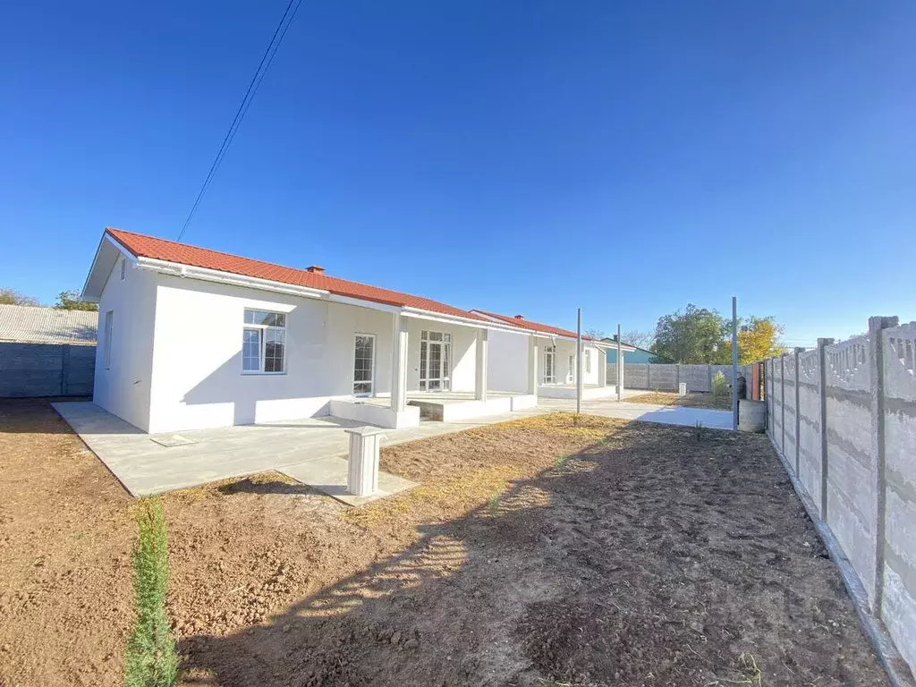 Дом в Крым, Сакский район, с. Молочное ул. Кирова, 2 (200 м) - Фото 1