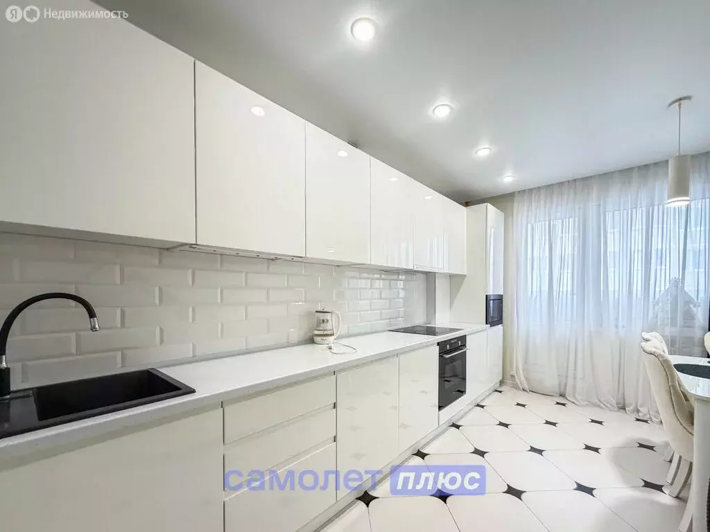 2-комнатная квартира: Чебоксары, улица А.В. Асламаса, 18 (72.82 м) - Фото 1