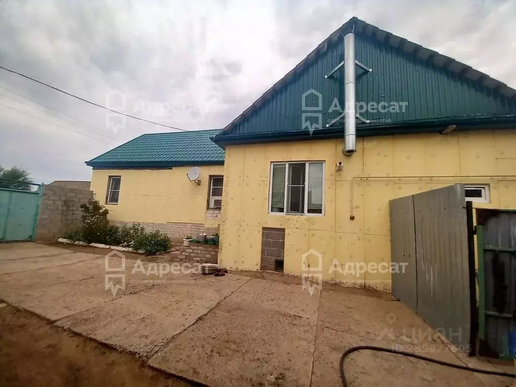 Дом в Волгоградская область, Светлоярский район, с. Цаца Октябрьская ... - Фото 1