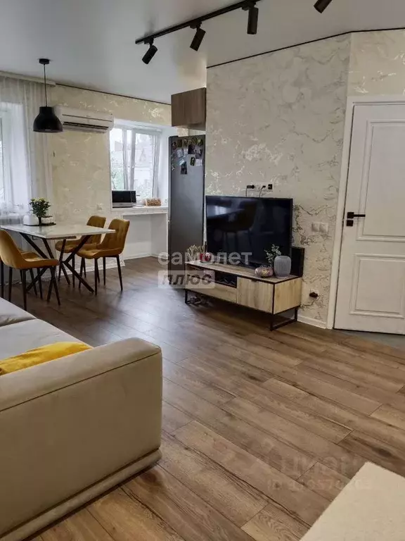 3-к кв. Тюменская область, Тюмень ул. Республики, 169 (55.5 м) - Фото 0
