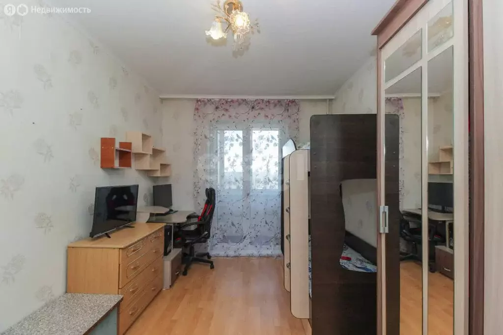 3-комнатная квартира: Омск, 6-й микрорайон, Зелёный бульвар, 4 (68 м) - Фото 1