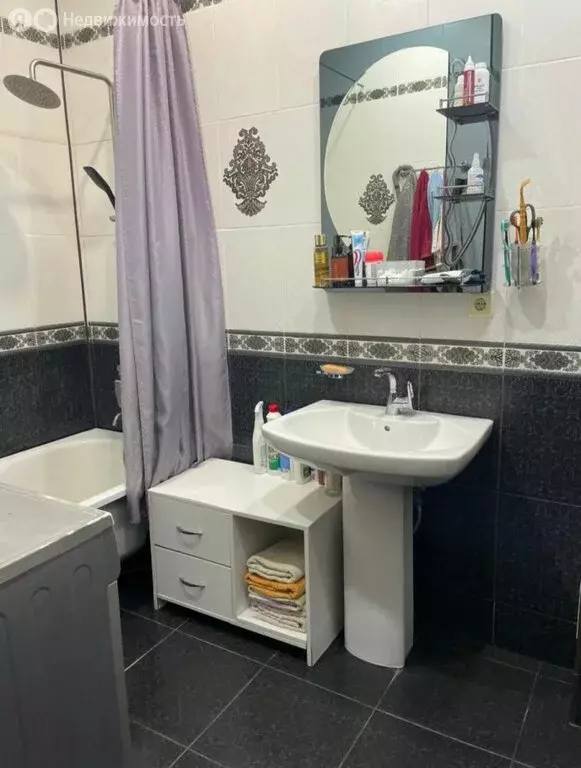 2-комнатная квартира: Махачкала, улица Ушакова, 3 (75 м) - Фото 1