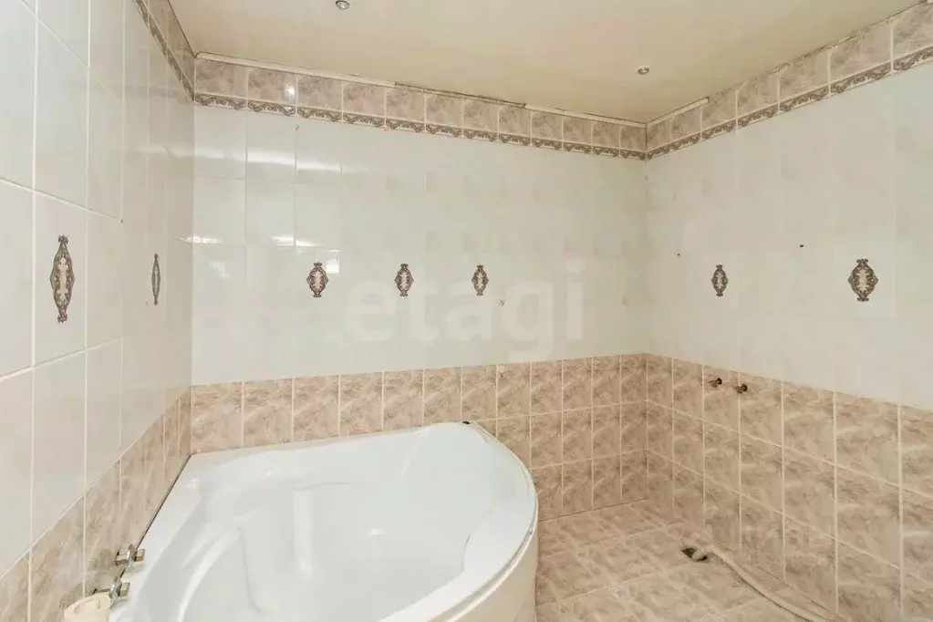 3-к кв. Тюменская область, Тюмень ул. Кирова, 6 (221.8 м) - Фото 1