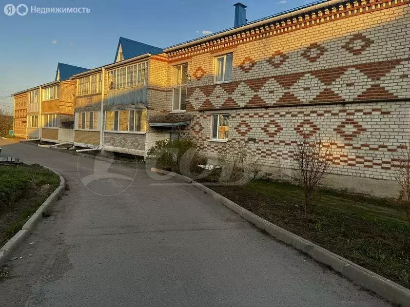 3-комнатная квартира: село Исетское, переулок Строителей, 2 (56.2 м) - Фото 0