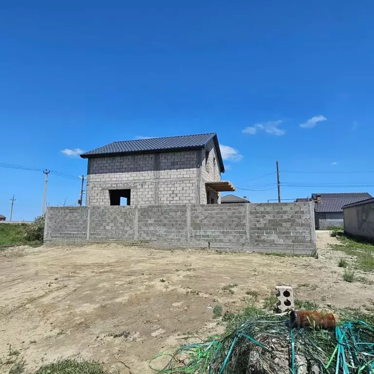 Коттедж в Дагестан, Новолакский район, с. Дучи, 40-й кв-л  (100 м) - Фото 1