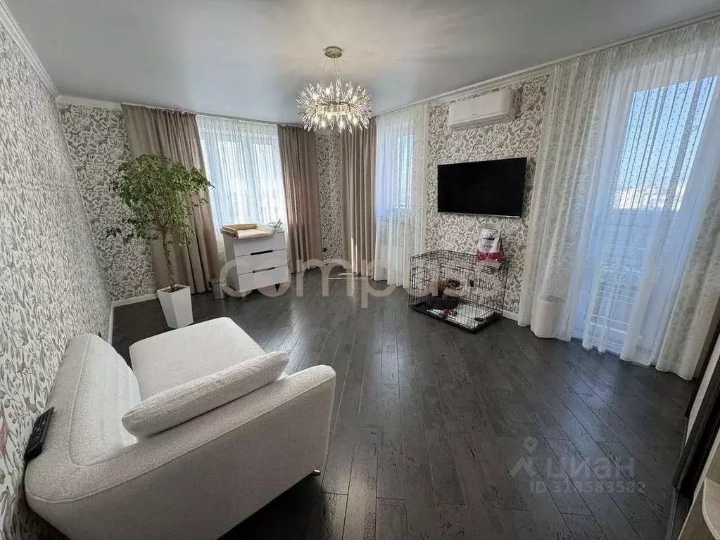3-к кв. Тюменская область, Тюмень ул. Раушана Абдуллина, 2 (90.0 м) - Фото 0