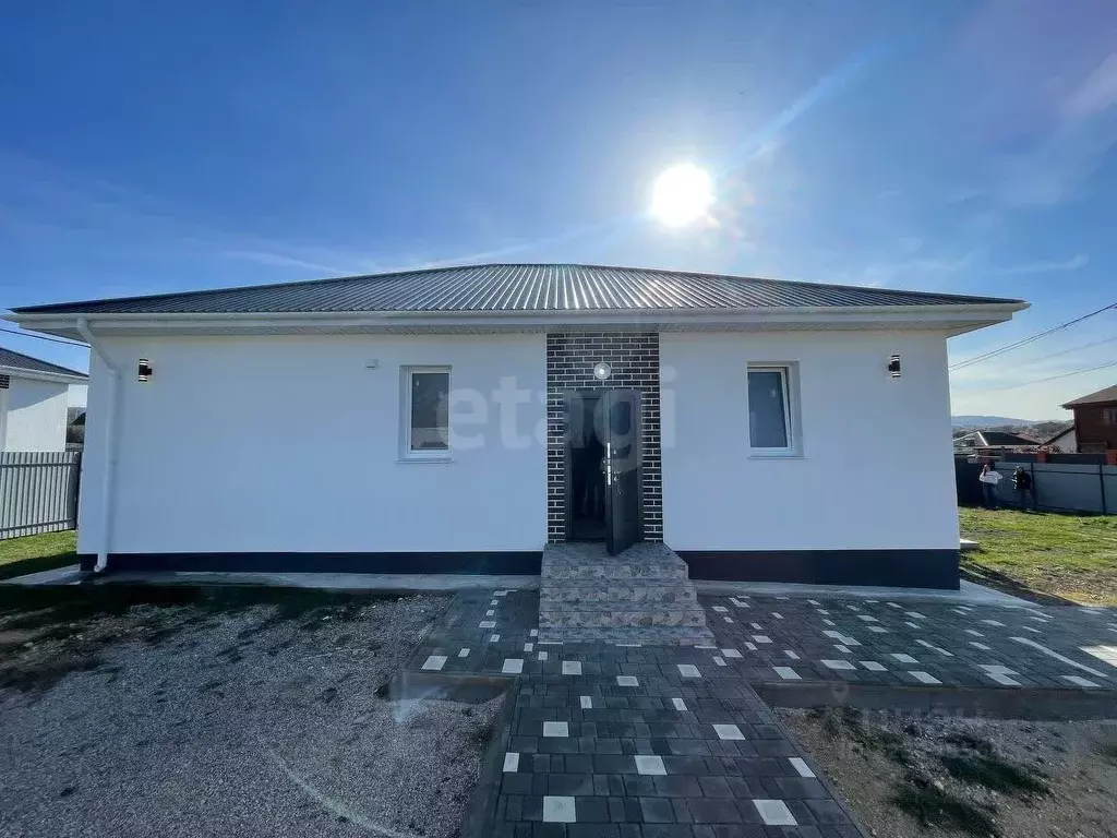 Дом в Крым, Симферопольский район, Добровское с/пос, с. Заречное ул. ... - Фото 1