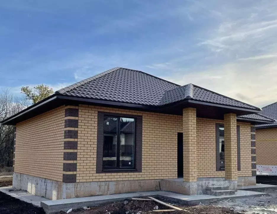 Дом в Астраханская область, Наримановский район, с. Солянка Пионерская ... - Фото 1