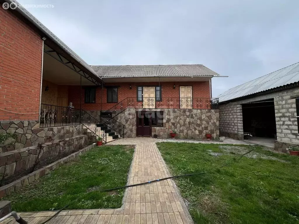 Дом в село Барсуки, улица Э.Х. Эгиева (220 м) - Фото 1