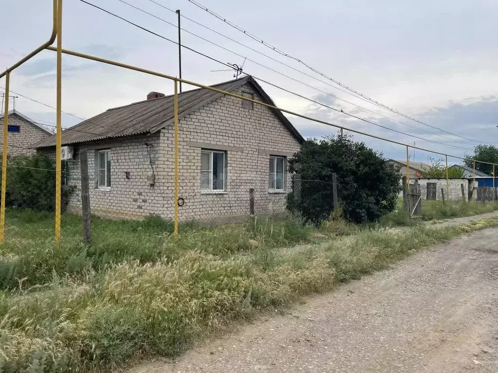 Дом в Калмыкия, Целинный район, с. Троицкое Геологическая ул., 33 (100 ... - Фото 1