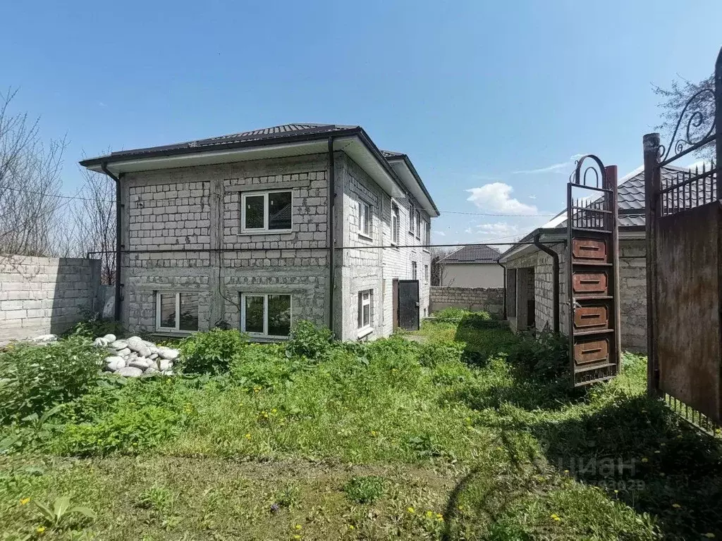 Дом в Кабардино-Балкария, Нальчик ул. Атажукина (270 м) - Фото 1