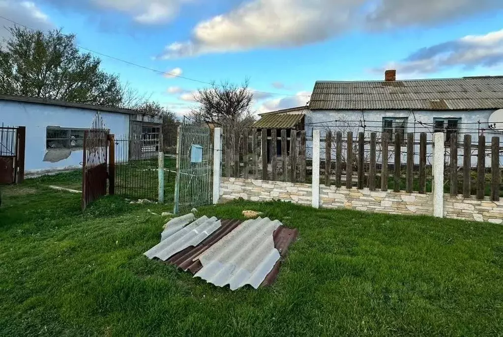 Дом в Крым, Черноморский район, Межводненское с/пос, с. Водопойное ул. ... - Фото 1