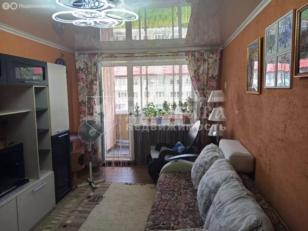 3-комнатная квартира: Междуреченск, Октябрьская улица, 27 (61.2 м) - Фото 0