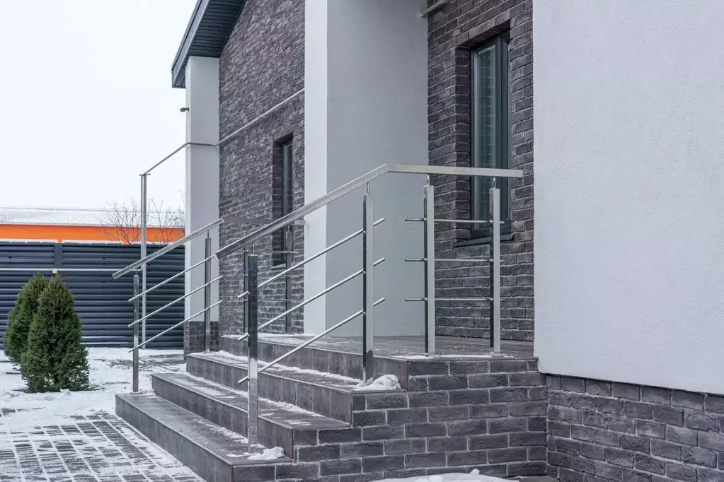 Дом в Самарская область, Тольятти ул. Голоднова, 4 (250 м) - Фото 1
