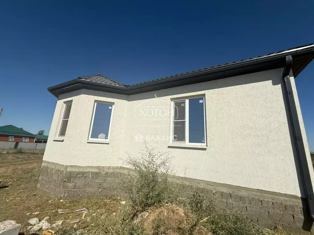 Дом в Калмыкия, Целинный район, с. Троицкое пер. Дружбы (110 м) - Фото 1