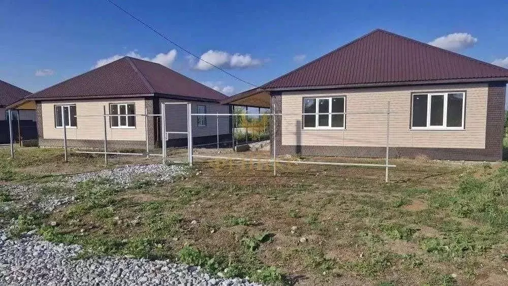 Дом в Белгородская область, Корочанский район, Погореловское с/пос, с. ... - Фото 1