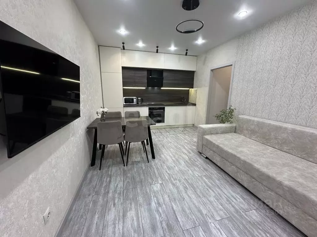 2-к кв. Тюменская область, Тюмень ул. Фармана Салманова, 12 (56.0 м) - Фото 1