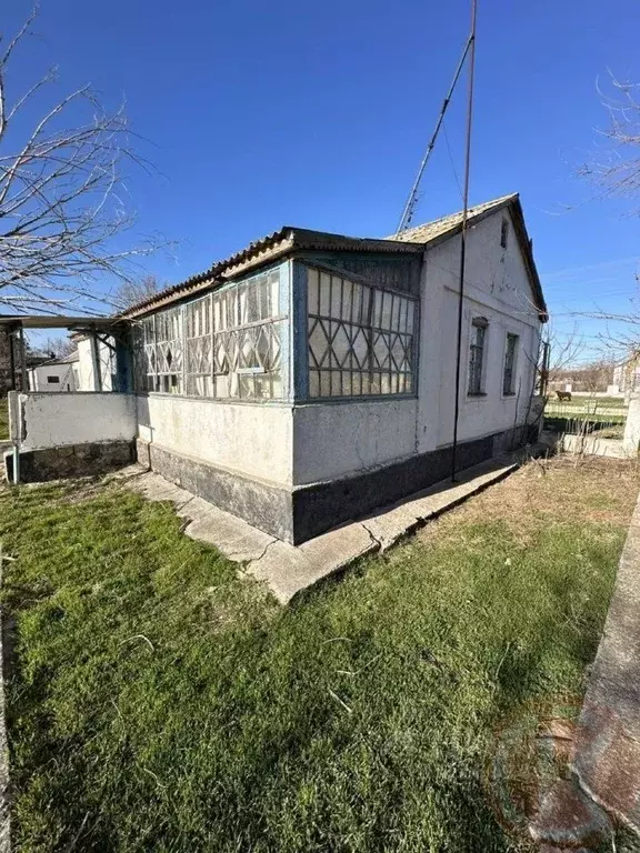 Дом в Крым, Черноморский район, Окуневское с/пос, с. Громово ул. ... - Фото 1