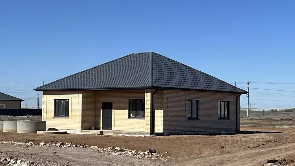 Дом в Астраханская область, Наримановский район, с. Старокучергановка ... - Фото 1