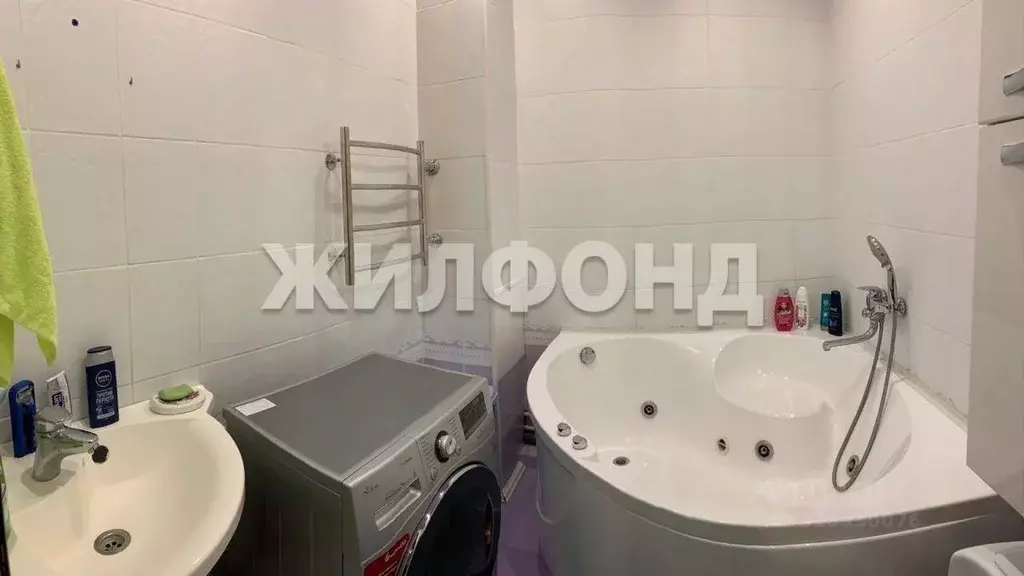2-к кв. Новосибирская область, Новосибирск Широкая ул., 125 (65.4 м) - Фото 0