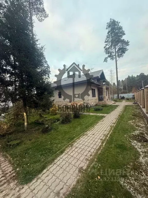 Дом в Свердловская область, Екатеринбург ул. Юрия Гуляева (240 м) - Фото 1