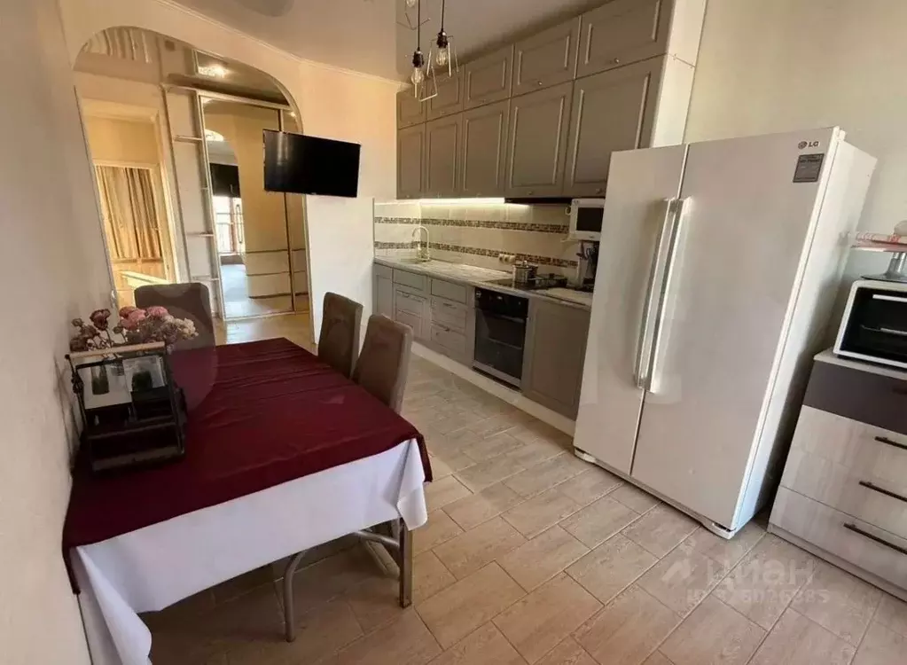 2-к кв. Омская область, Омск просп. Комарова, 11 (62.0 м) - Фото 1