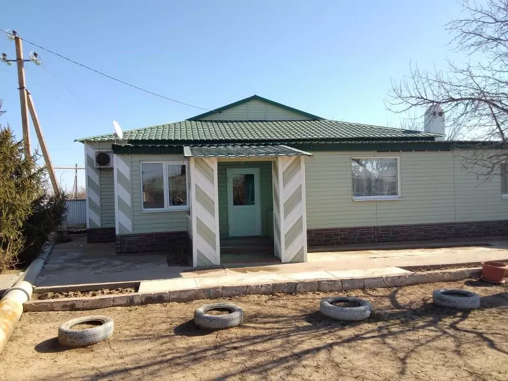 Дом в Астраханская область, Икрянинский район, с. Житное ул. Чкалова, ... - Фото 1