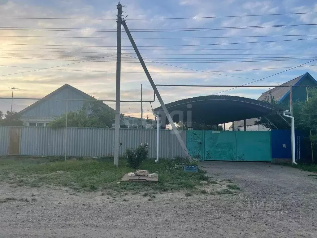 Дом в Калмыкия, Целинный район, с. Троицкое ул. Толстого, 16 (103 м) - Фото 0