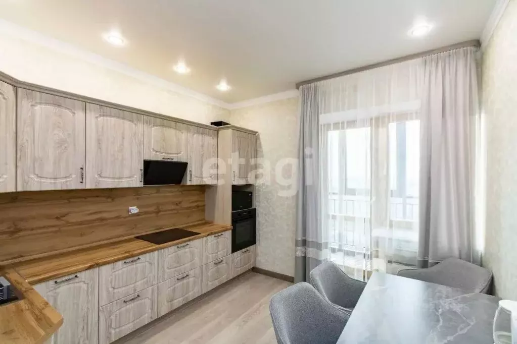 2-к кв. Тюменская область, Тюмень ул. 50 лет Октября, 4 (66.0 м) - Фото 1