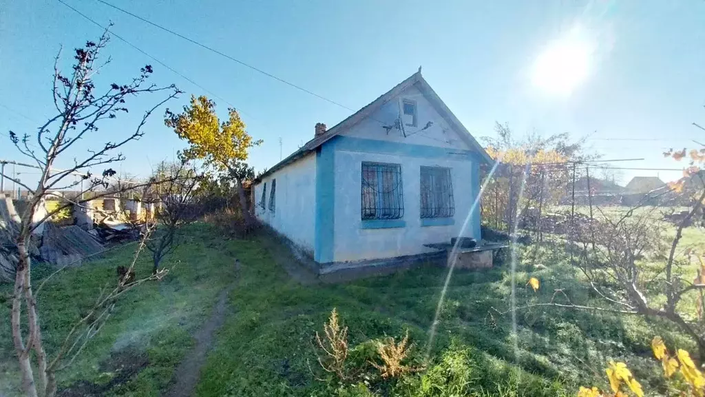 Дом в Крым, Сакский район, Ореховское с/пос, с. Михайловка ул. ... - Фото 1