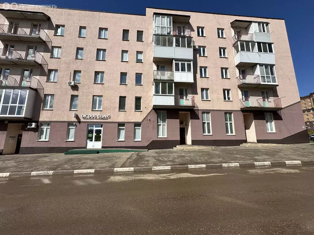 2-комнатная квартира: Октябрьский, улица Рахимьяна Насырова, 3 (61 м) - Фото 0