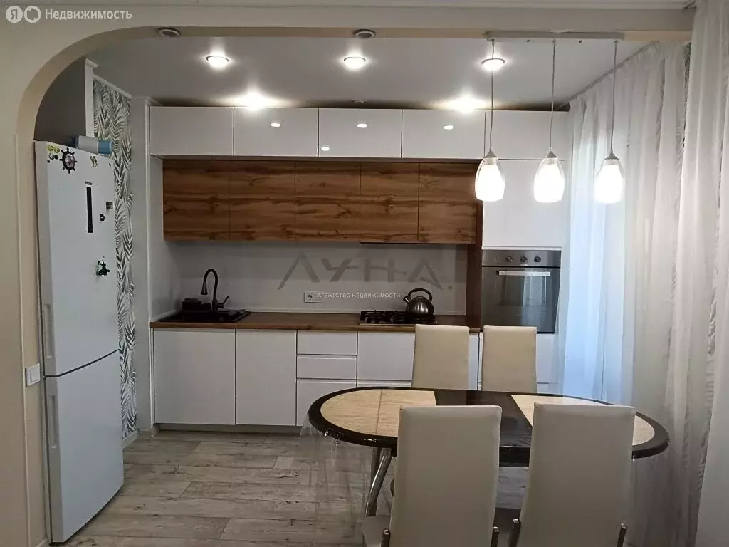 4-комнатная квартира: Набережные Челны, проспект Сююмбике, 64 (73 м) - Фото 0