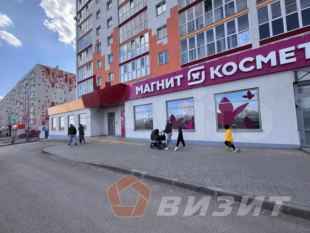 Помещение с витражами в районе плотной застройки - Фото 1