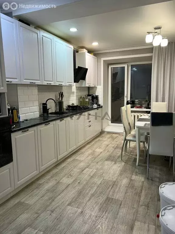 3-комнатная квартира: Набережные Челны, улица Аделя Кутуя, 3 (90 м) - Фото 0