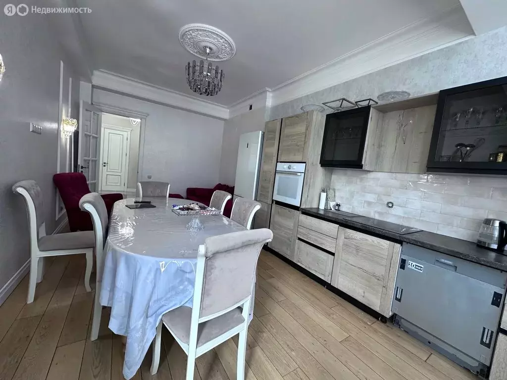 3-комнатная квартира: Махачкала, улица Сурхаева, 12А (150 м) - Фото 0