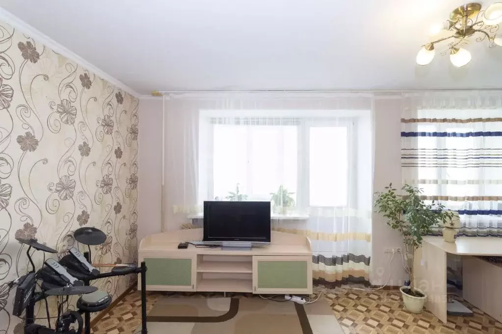 3-к кв. Тюменская область, Тюмень ул. Федюнинского, 15 (71.1 м) - Фото 0