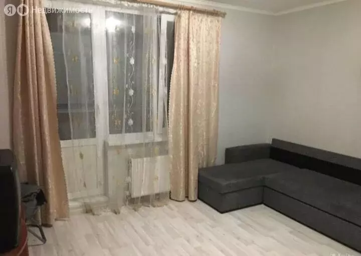 2-комнатная квартира: посёлок городского типа Октябрьский, улица ... - Фото 1