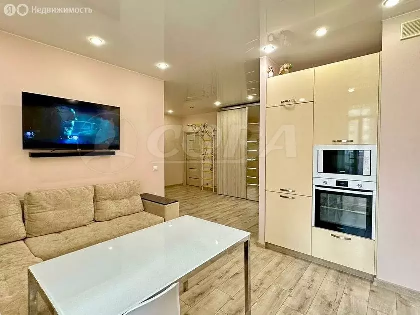 2-комнатная квартира: Тюмень, улица Тимофея Чаркова, 81 (59.4 м) - Фото 1